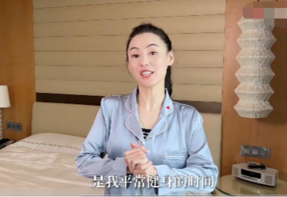 张柏芝肚子赘肉图,张柏芝日常健身照