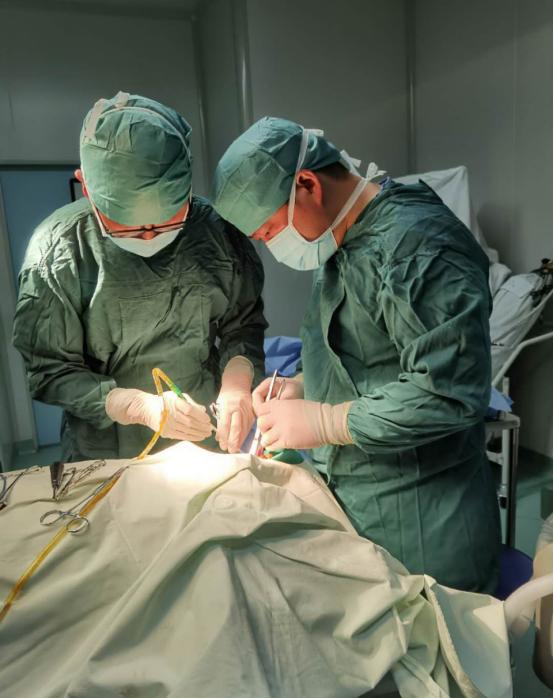 脸上有洞流脓是什么病,脸上有个孔流脓