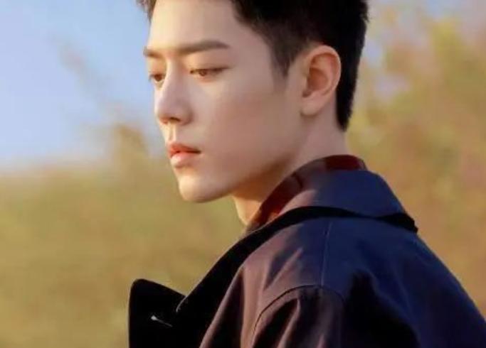 男人40岁穿什么颜色显年轻,男人不管穿啥建议少挑这2种颜色