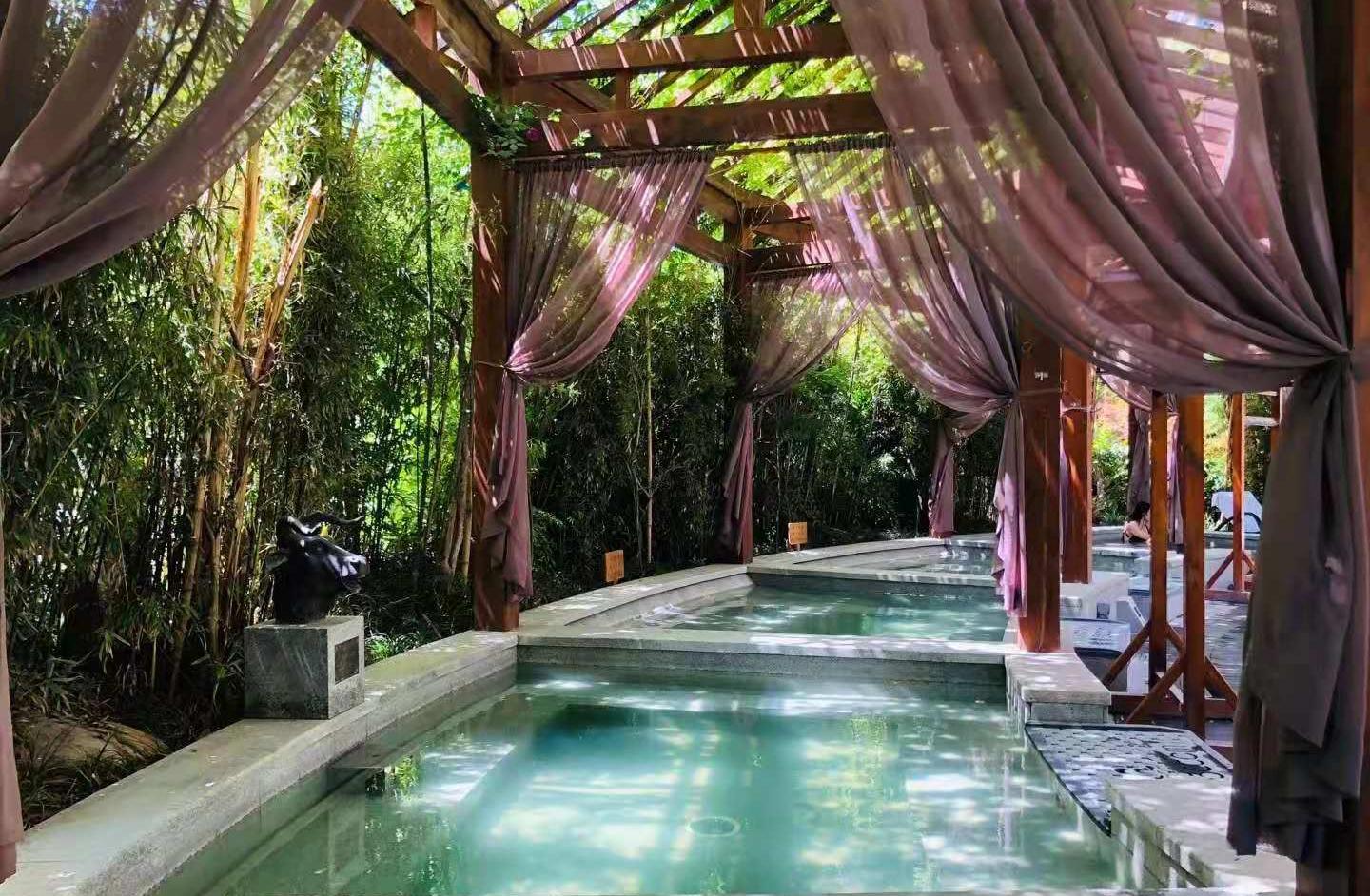 萌娃温泉玩水,灞业3000米温泉带娃攻略