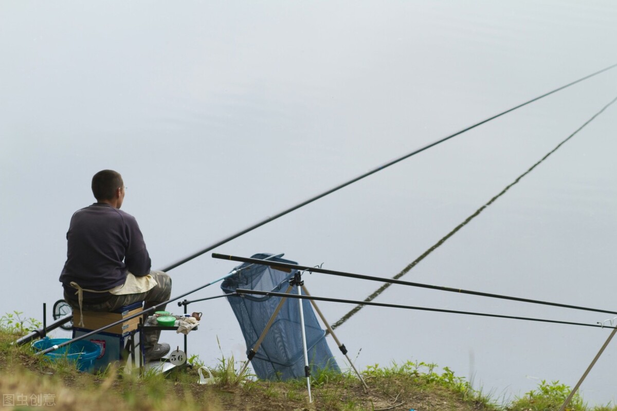 钓完鱼老卡住怎么办,钓场鱼竿被拉下水怎么办