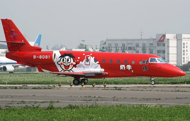 旺仔做美妆家居还不够？还涂了架飞机！看，一桶旺仔牛奶在天上飞