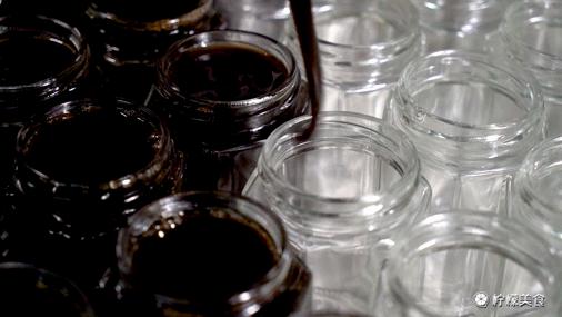 74岁的他,把一半的人生交给了这碗「黑暗甜品」