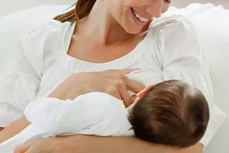 喂奶要等宝宝哭才喂吗,喂奶时宝宝哭还要继续喂奶吗