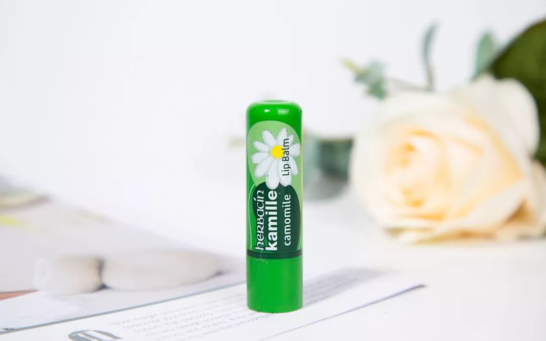 让你的嘴唇滋润一整天,让嘴巴嫩的唇膏