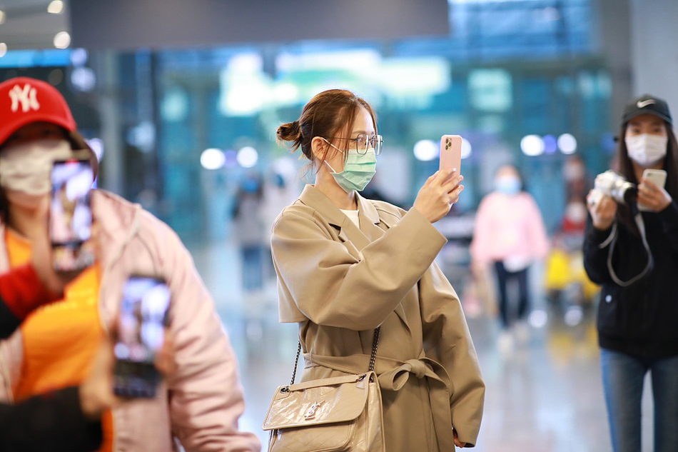 陈乔恩的机场穿搭好抢眼,陈乔恩穿绿色大v礼服走红毯