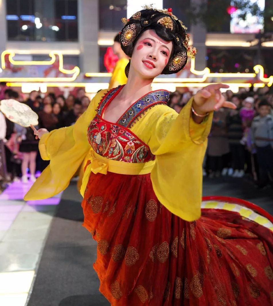 模仿不倒翁姐姐的小朋友视频,网红不倒翁姐姐原视频