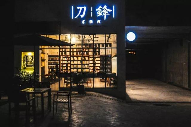 重庆周末适合读书的地方,世界读书日青年在图书馆看书