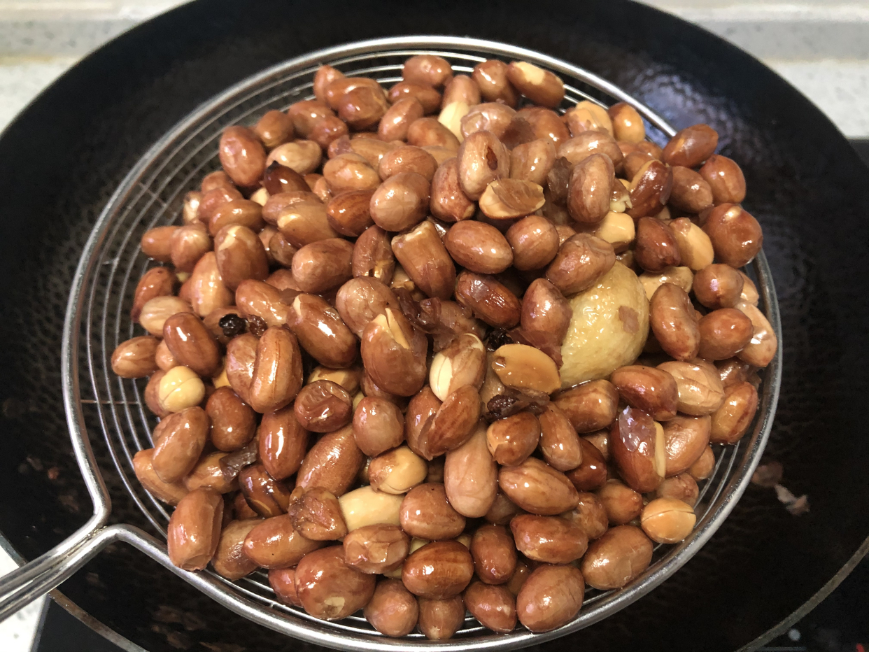 其实在炸花生米的时候是有技巧的,炸花生米放什么就能确定不会炸焦