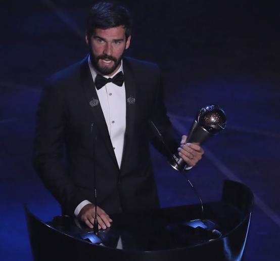 利物浦防线阵容,利物浦防线晃倒范戴克