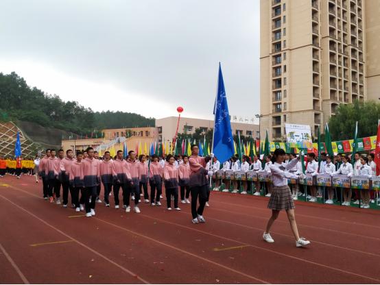 披着五彩盛装，唱响我的祖国，天府师大一中运动会，燃了