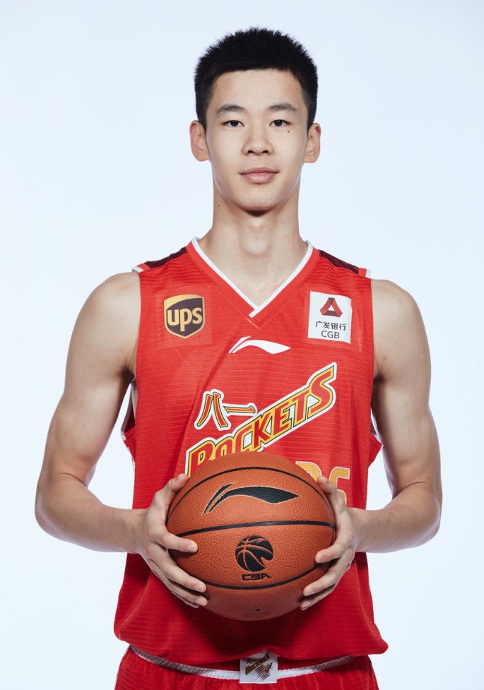 山东男篮真落后了，八一18岁小将很惊艳，脸上青春痘还没消退