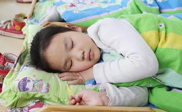 孩子不愿午睡老师怎么引导,孩子抗拒在幼儿园午睡