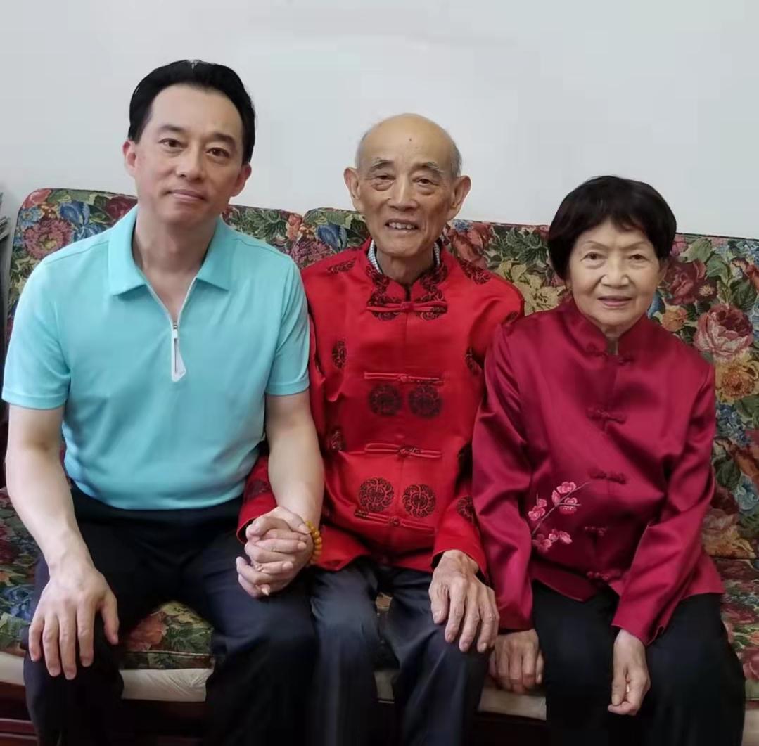 刘晓鸿博士看望恩师九十岁国医大师李业甫、师母白效曼夫妇