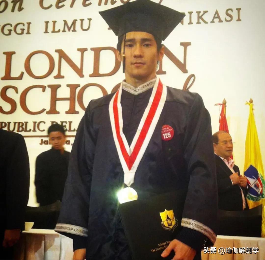 自律练瑜伽的男士,坚持练习瑜伽的男人刚柔并济