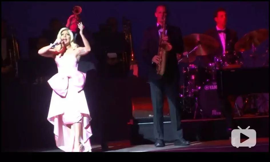 她在*灯区红**长大，爱已婚男，嫁小20岁鲜肉，却成了惊艳世界的歌手