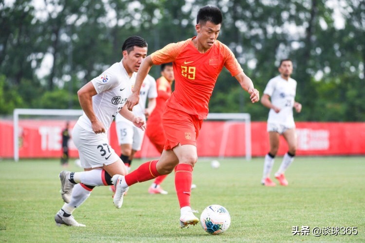 32岁国足锋霸，拒美国国籍为中国效力，妻子是肤白貌美的海归才女