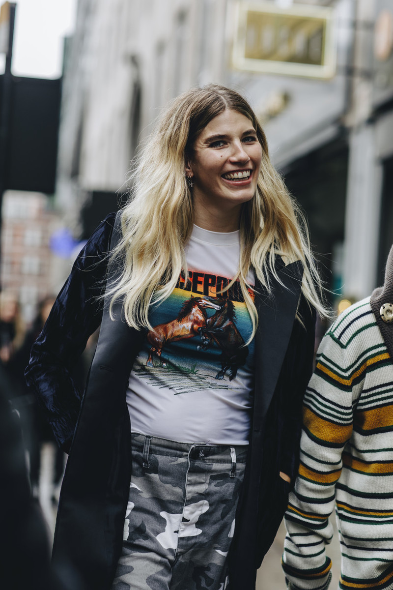 丝绒面料怎么穿才好看 (丝绒复古面料诠释时尚新定义)