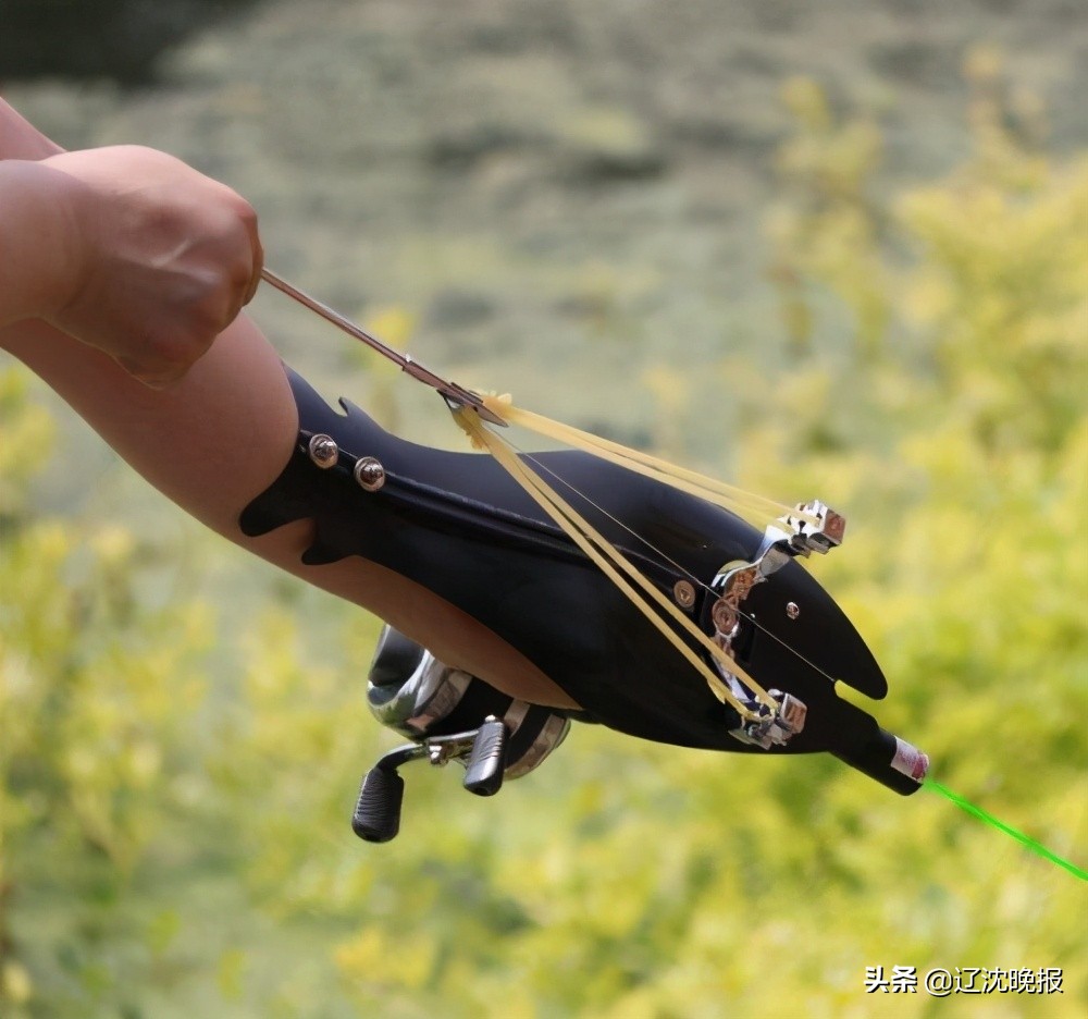 男子吃鱼被刺破大动脉,男子用鱼枪射人