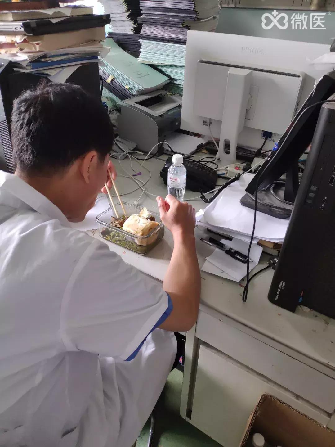 多喝水和少喝水对身体有什么影响,多喝水少吃饭身体会怎么样