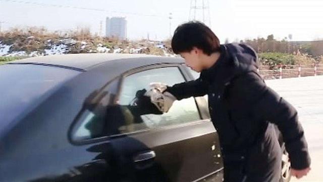 锁车以后车钥匙忘后备箱怎么办,锁车后钥匙忘在车内怎么办