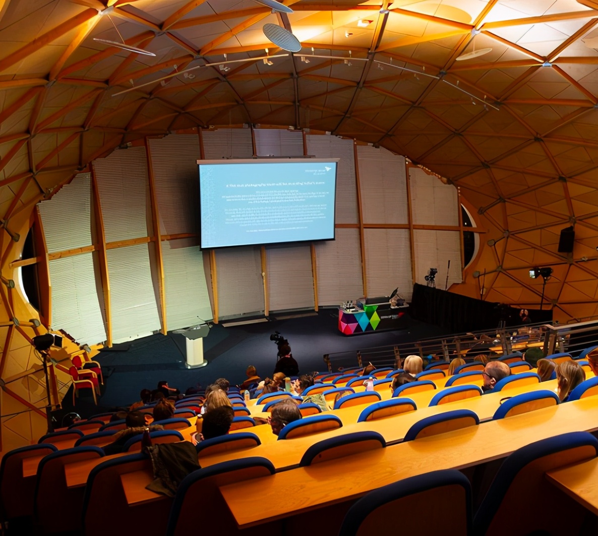 英国爱丁堡龙比亚大学,英国龙比亚大学