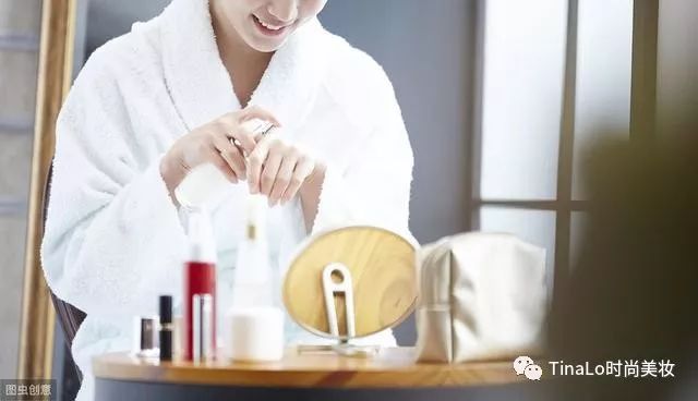 化妆水是用手擦好还是用化妆棉好,化妆水的正确使用方法