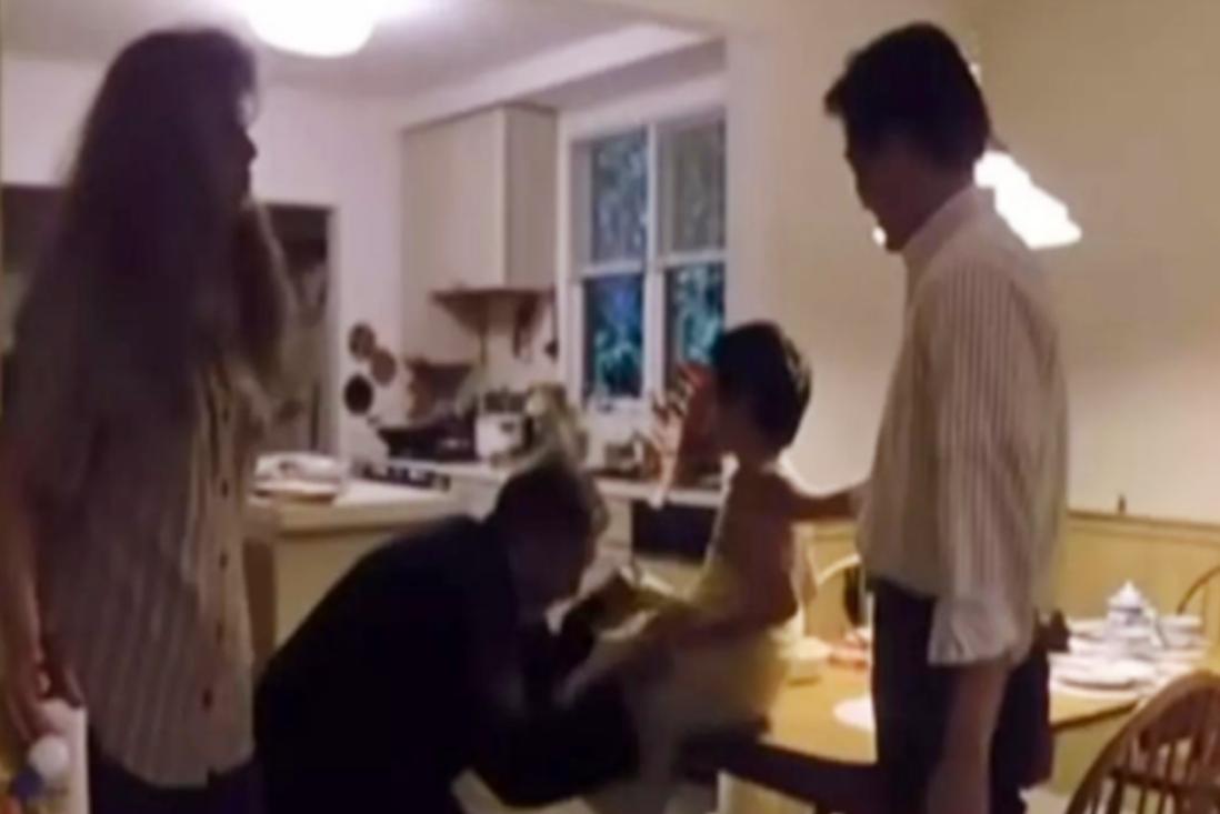 当邻居大娘的“咸猪手”，伸向娃的裤子时，家长再得罪人也要制止