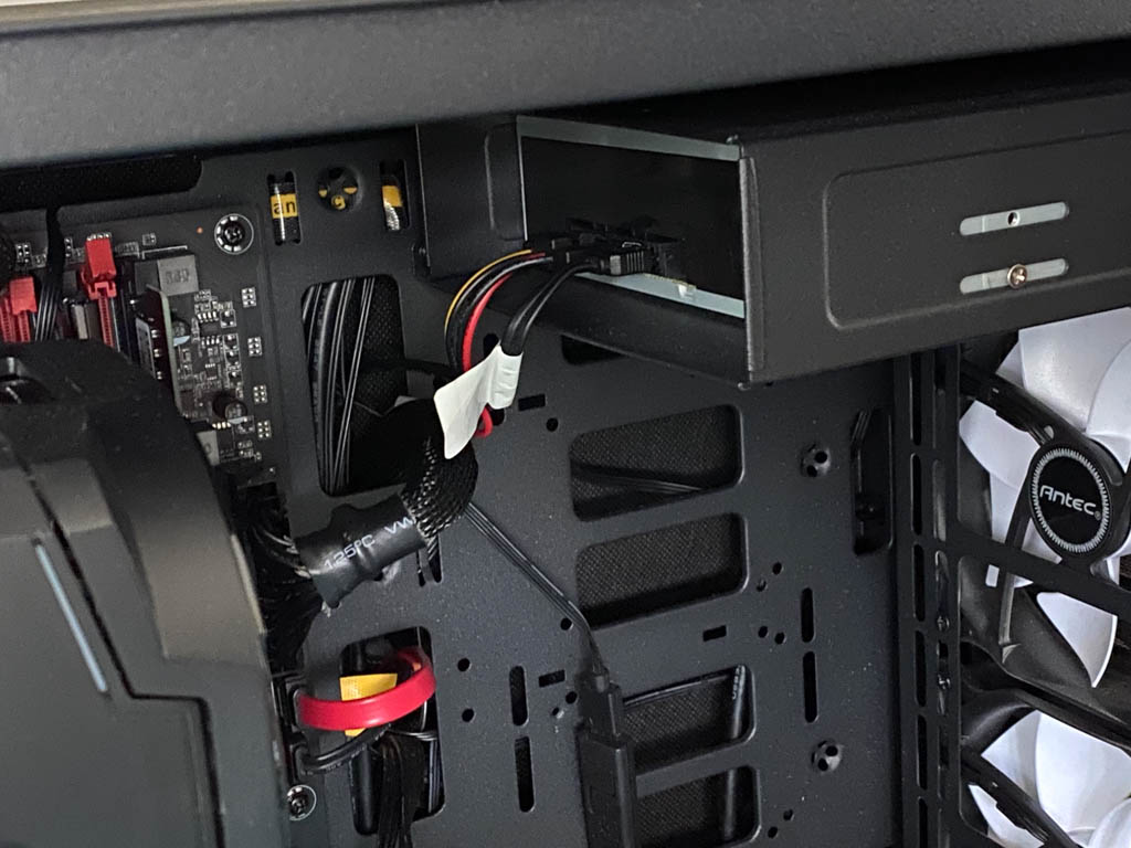 现在的机箱只能装一个机械硬盘,侧透机箱能装光驱