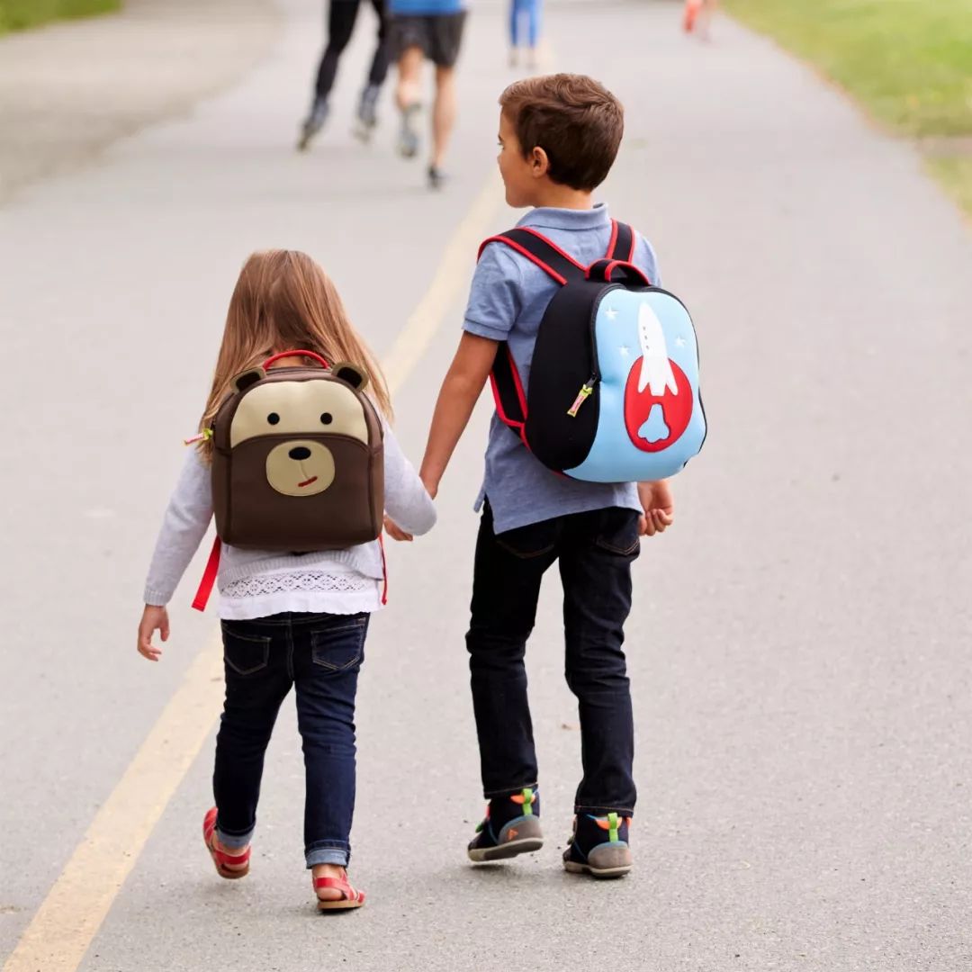 为给孩子减压，她做了全球最轻的书包，深受黄磊、姚晨等明星追捧