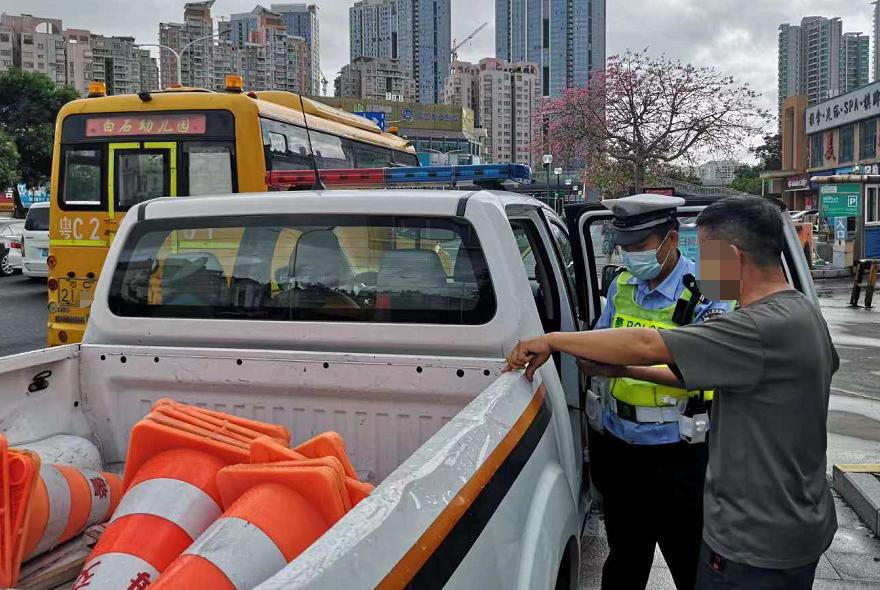 斗门某驾校教练打尖插队，给学员做反面教材，声称怕学员考试迟到！