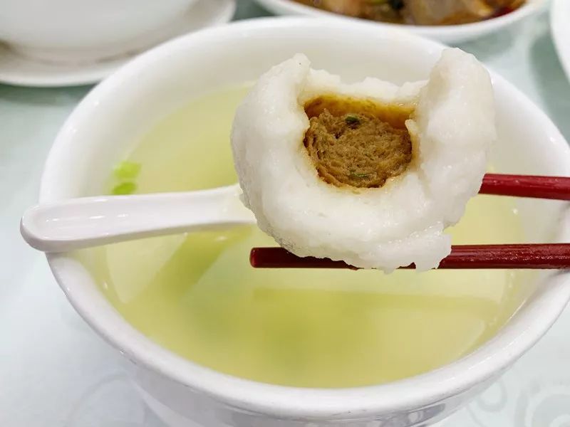 鱼丸小吃一般用什么鱼肉,鱼丸里面真的是有香精吗