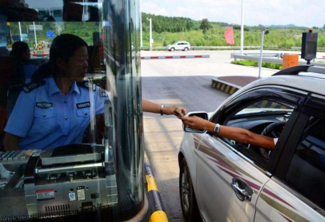 过收费站身上钱不够怎么办？老司机支一招，很管用