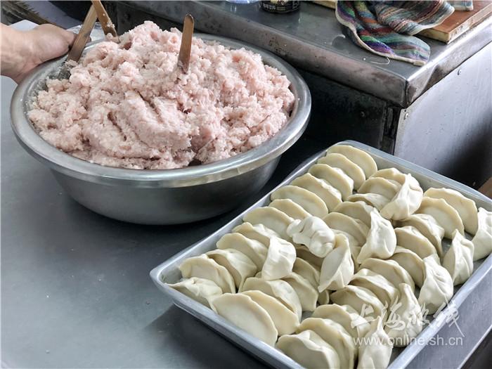 沙富生煎锅贴大王排长队也要吃的锅贴米道好