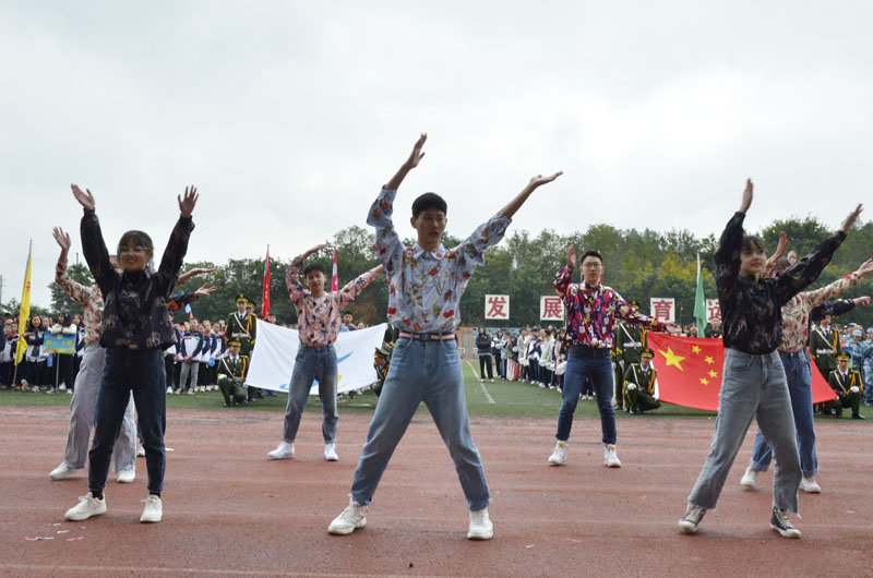 学子亮相省运会开幕式,初中校运会开幕式入场创新表演
