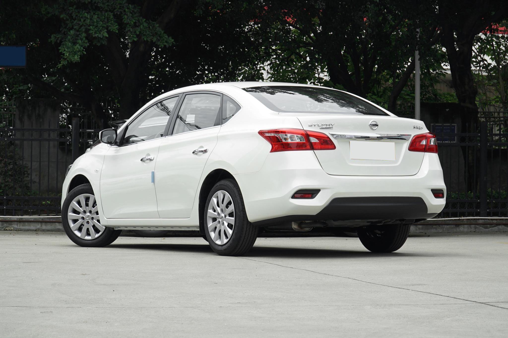 日产轩逸2018款1.6经典舒适版白色,试驾日产轩逸2015款自动cvt怎么样