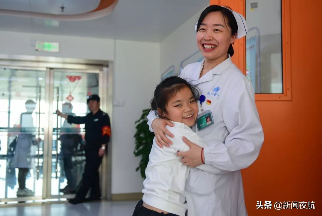 坐骨连体双胞胎多大分离,中国首例坐骨婴儿手术成功完整版