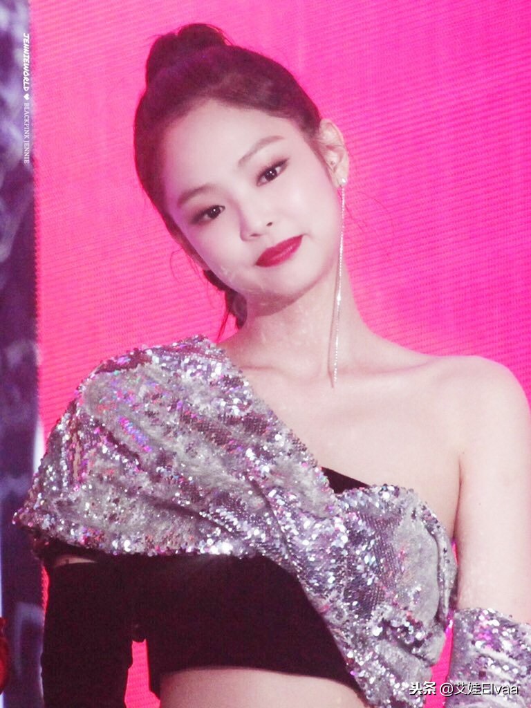 jennie穿绿色连衣裙 (jennie连衣裙露肩)