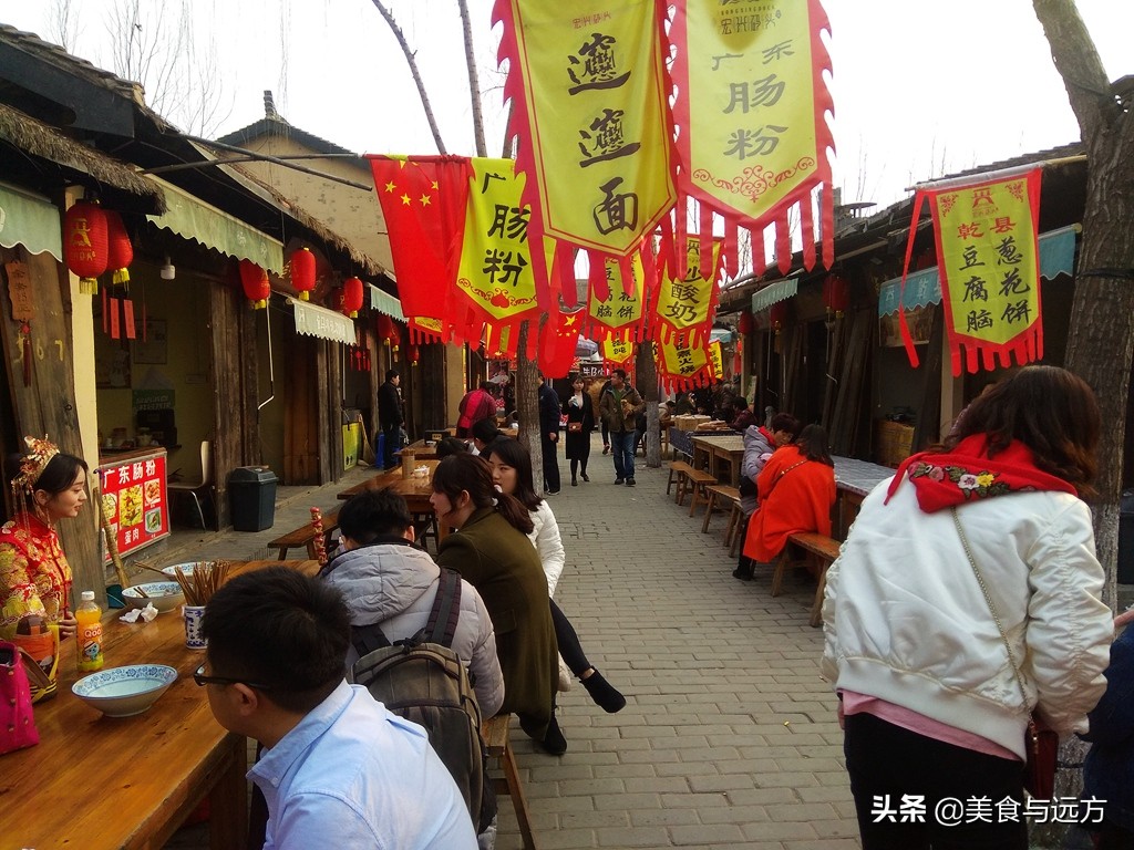 渭河岸边的民俗村，拆拆建建4年了，至今依然人气挺高