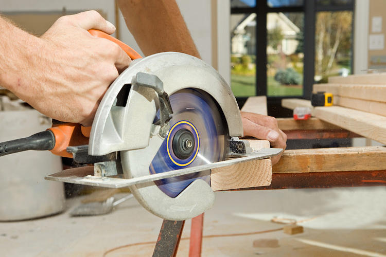 “锯”绝伐木累！其实只要四步就能挑选出来一把完美的电圆锯