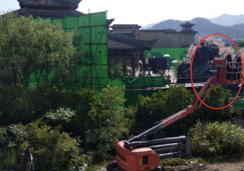 杨幂遭工作室曝光素颜照,杨幂被曝片场休息照