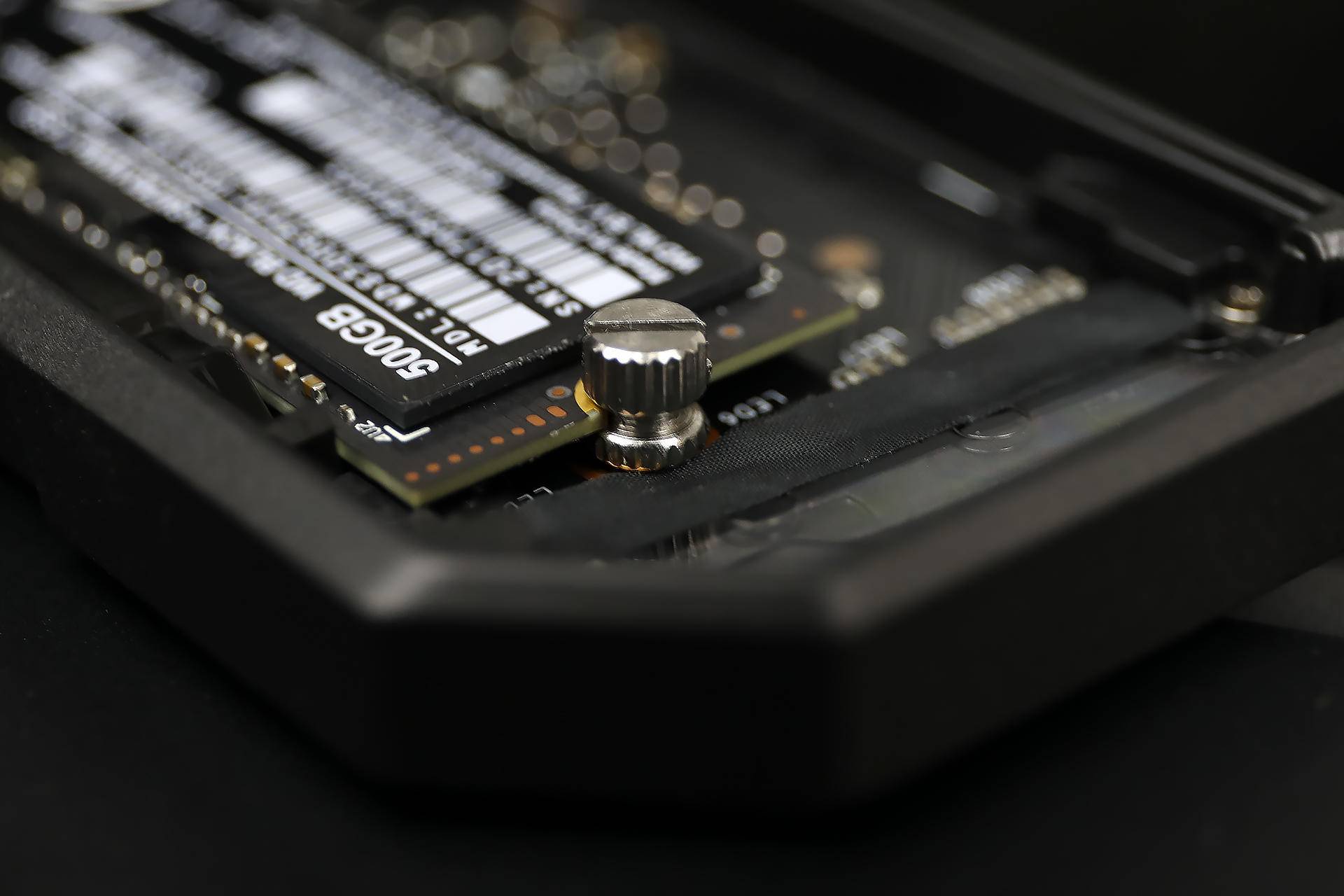 既要高速也要炫酷，ROGSTRIXARION固态硬盘盒评测