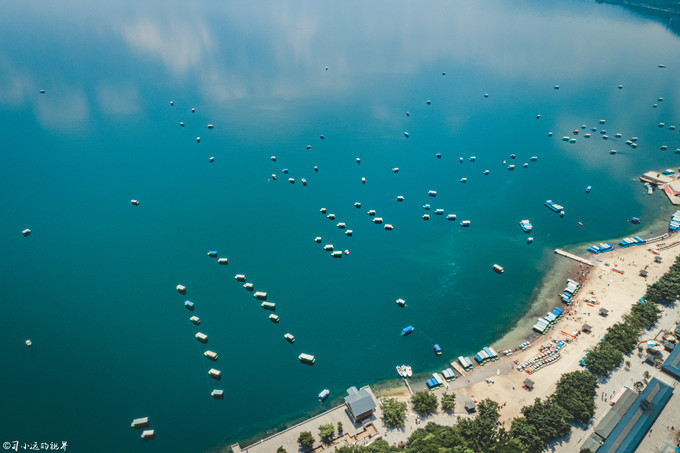 在高山湖泊边拍摄的风景照片湖底,绝美天池风光摄影照片