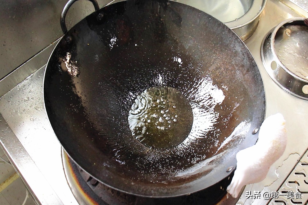 煎鱼一定不要直接下油锅,煎鱼不粘锅不破皮小技巧