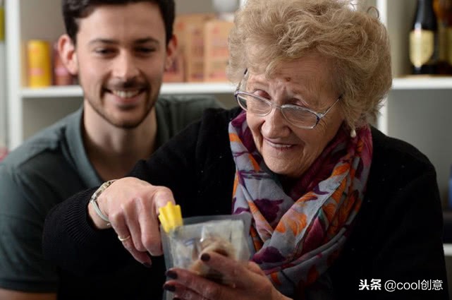 老外发明的拆快递神器，套上指套可轻易的将快递拆开，方便省事！