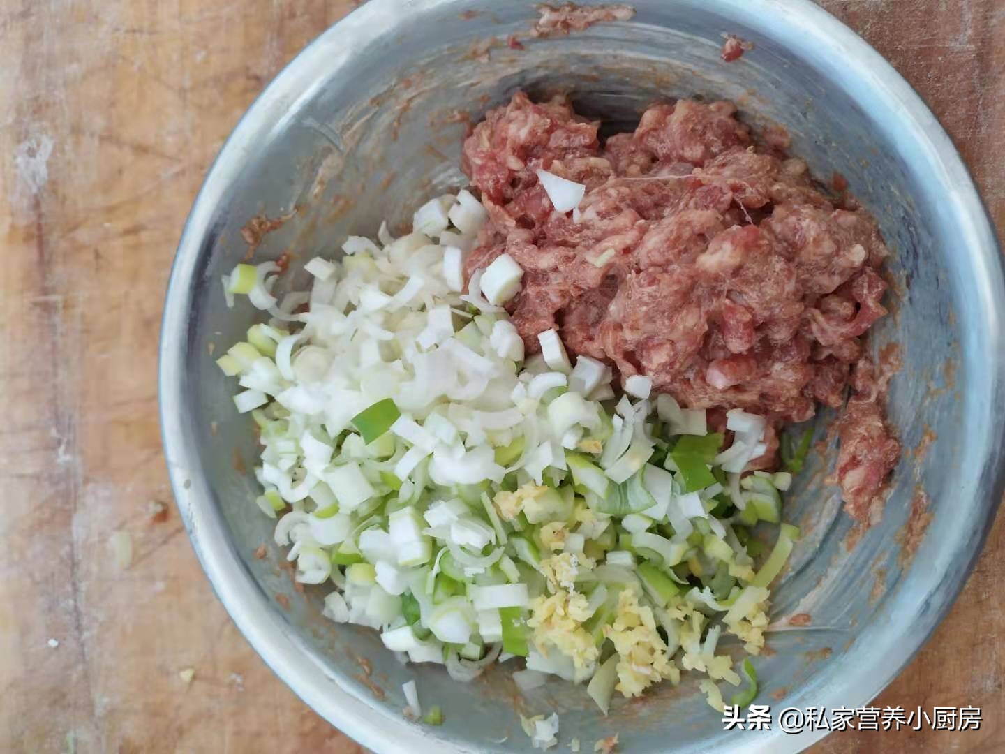 素馅水煎包子味道鲜美极致,香酥水煎包子