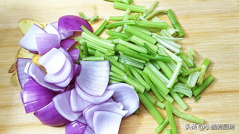 大鲤鱼骨头鱼肉怎么做好吃,猪尾巴和骨头怎么做的好吃