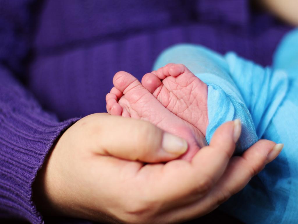 孩子身上的痣能不能点掉,孩子身上的痣