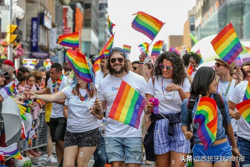 kaws联名卫衣,kaws联名t恤