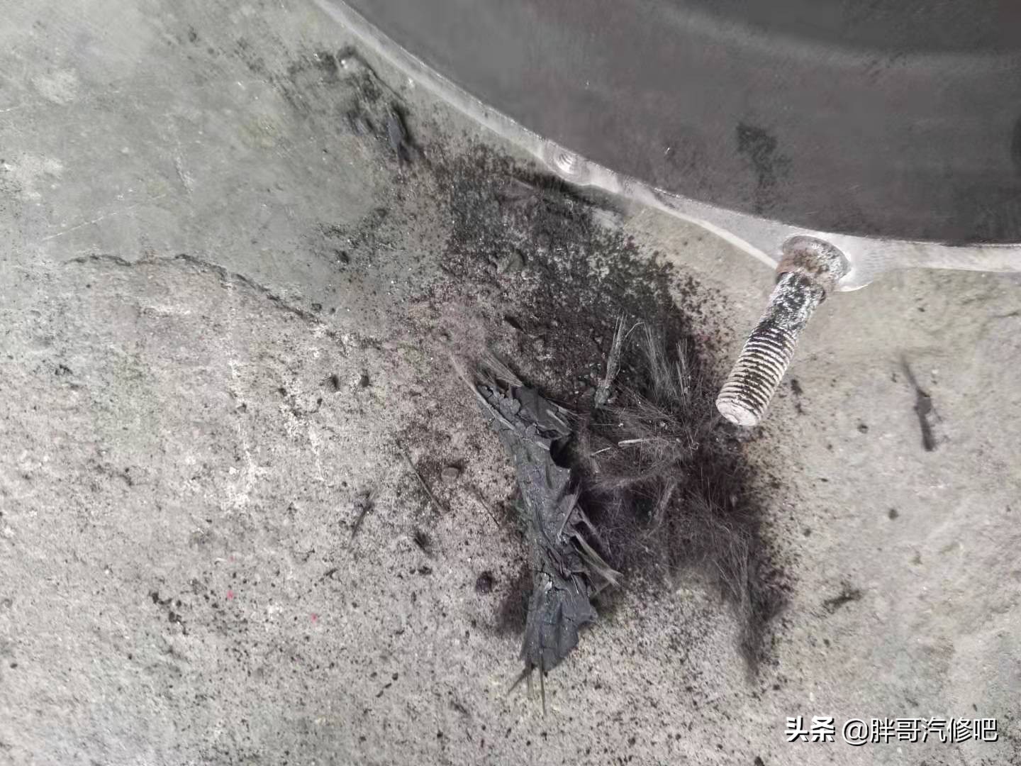 五菱之光挂档不走，胖哥以为换挡拉线脱落，原来是摩擦片报废了